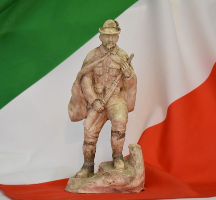 Ceramiche d-Arte di Albisola - Scultura che riproduce un Alpino fuciliere della Prima Guerra Mondiale.